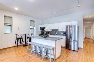 Küche/Küchenzeile in der Unterkunft Central Chicago Suite Access to Patio Suite 1