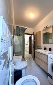 y baño con aseo y lavamanos. en Lake Apartment Ischia White, en Tenna 