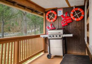 una veranda protetta con una stufa e una finestra di Creekside Cabin w Hot Tub, Fire Pit, Grill, WiFi! a Basye Altre 20 foto