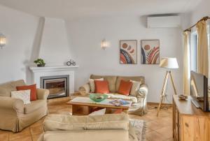 ein Wohnzimmer mit einem Sofa und einem Tisch in der Unterkunft Casa Amira in Carvoeiro