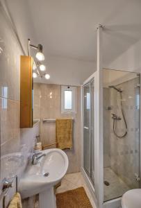 ein Bad mit einem Waschbecken und einer Dusche in der Unterkunft Casa Amira in Carvoeiro