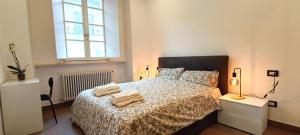 a bedroom with a bed with towels on it at Cernobbio Studio in Cernobbio