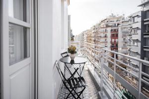 einen Tisch auf einem Balkon mit Stadtblick in der Unterkunft Sofia Sunshine Serenity in Thessaloniki