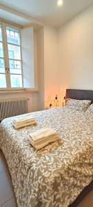 ein Schlafzimmer mit einem Bett mit Handtüchern darauf in der Unterkunft Cernobbio Studio in Cernobbio