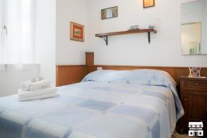 1 dormitorio con 1 cama con 2 toallas en Villa Lena, en Bellano