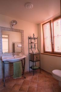bagno con lavandino e specchio di Villa Limone a Limone sul Garda