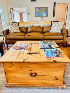 sala de estar con sofá y mesa de centro de madera. en Riverpath Inn, en Eugene