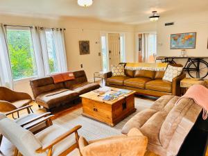 a living room with couches and a coffee table at Riverpath Inn in Eugene