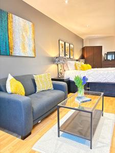 een woonkamer met een bank en een tafel bij Perfectly Located City Centre Studio Apartment - West One with FREE WIFI, GYM ACCESS, NETFLIX in Sheffield