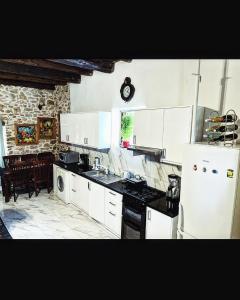 Kuchyň nebo kuchyňský kout v ubytování Art House Pagoi Sleeps 6 Parking 5 min to Beach