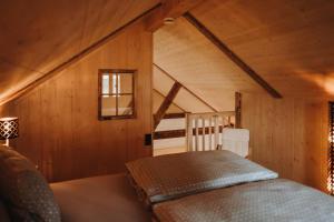 a bedroom in a log cabin with a bed at Oberwald Chalets Ferienhaus 3 in Breungeshain