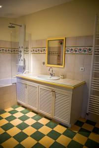 a bathroom with a sink and a bath tub at Villa vue mer-piscine-jacuzzi-billard-homecinema in Mireval