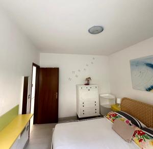 Un pat sau paturi într-o cameră la Lake Apartment Ischia White