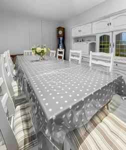 a table with a polka dot table cloth on it at Le Cocon d'Availles en Chatellerault in Availles en Chatellerault