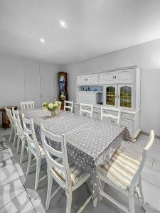 Le Cocon d'Availles en Chatellerault في أفايْ: غرفة طعام مع طاولة وكراسي