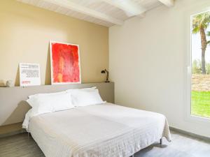 un letto bianco in una stanza con finestra di Agua Green Resort a Reitani