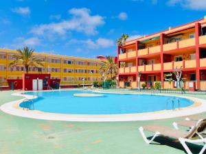 una gran piscina frente a un edificio en Casita La Caleta Fuerteventura, en Parque Holandes
