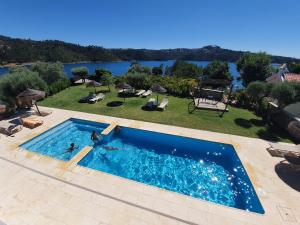 una piscina con vistas al lago en Paraíso Azul, en Eira do Chão