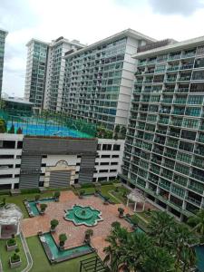 uma vista aérea de um grande edifício com um jardim em Palazio Mount Austin 2-4pax Entire Studio WiFi/TV Box em Johor Bahru