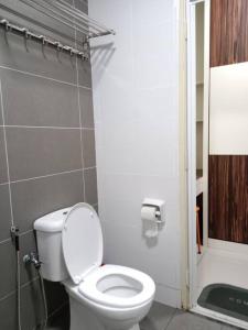 uma casa de banho com um WC e um chuveiro em Palazio Mount Austin 2-4pax Entire Studio WiFi/TV Box em Johor Bahru