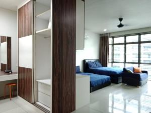 uma sala de estar com uma cama e um sofá em Palazio Mount Austin 2-4pax Entire Studio WiFi/TV Box em Johor Bahru