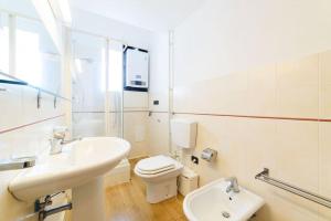 a white bathroom with a sink and a toilet at [Centro città - Wifi & Cucina] Posizione ottimale in Salerno