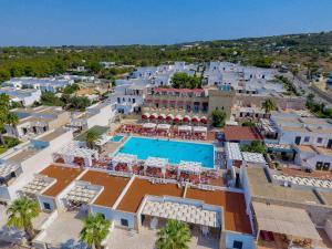een luchtzicht op een resort met een zwembad bij Messapia Hotel in Marina di Leuca