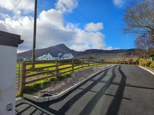 una valla al lado de una carretera con una casa en Cosy 1 bedroom cottage, Ideal quiet getaway., en Creeslough 10 fotos más