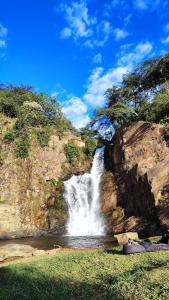 uma cascata no lado de uma montanha em Flat 131 - Point do Canto em Rio Acima