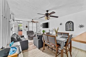 sala de estar con mesa y ventilador de techo en Lupa Guesthouse affordable family home, en Rincón