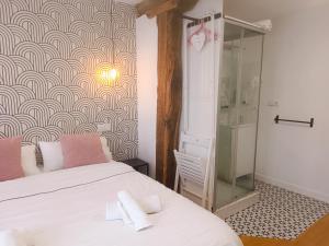 sypialnia z łóżkiem i przeszkloną kabiną prysznicową w obiekcie Rin Rooms w mieście Mutriku