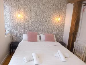 Łóżko lub łóżka w pokoju w obiekcie Rin Rooms