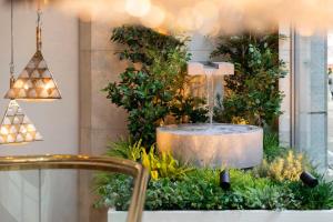 靜岡的住宿－中島屋格蘭德酒店，浴室配有带喷泉的盥洗池