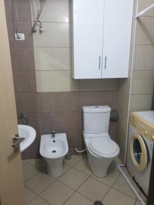 uma casa de banho com um WC e um lavatório em Loren em Durrës