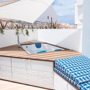 bañera de hidromasaje en la azotea de una casa en WOW APARTMENT with private jacuzzi and 2 terraces, en Los Cristianos
