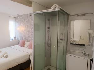 Łóżko lub łóżka w pokoju w obiekcie Rin Rooms