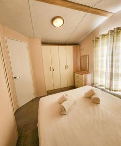 Säng eller sängar i ett rum på Serene Stay: Beautiful 2Bed Lodge in Kelsall