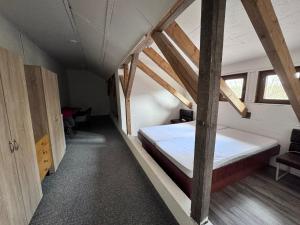 Un pat sau paturi într-o cameră la Prášily - apartmány