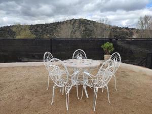 a table and four chairs on a patio at Alojamiento Turístico La Cantuérgana in San Martín de Montalbán