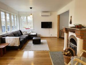 uma sala de estar com um sofá e uma lareira em Holiday home by the sea with fantastic views em Ronneby