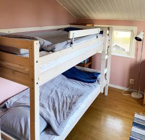Katil dua tingkat atau katil-katil dua tingkat dalam bilik di Holiday home by the sea with fantastic views
