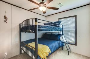 Postel nebo postele na pokoji v ubytování Sunset Cove Lakefront Rental with Private Dock! + 24 fotografií