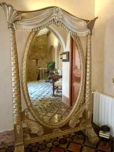Hotel Casa Babel في Villalonga: مرآة ذهبية مزخرفة في غرفة