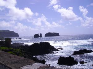 vista sull'oceano con rocce in acqua di WelcomeBuddy - Mosteiros Vineyards (Praia&Sunset) a Mosteiros