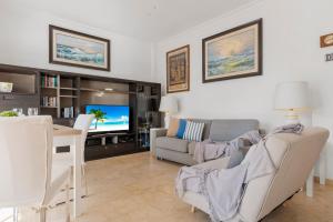 TV a/nebo společenská místnost v ubytování 1 Bedroom Apartment in Andalucía del Mar - Puerto Banús