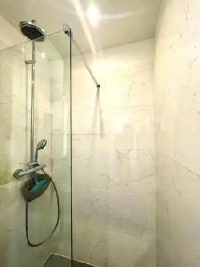 uma casa de banho com um chuveiro e uma porta de vidro em Studio hyper centre ( 1-2 ) em Marselha
