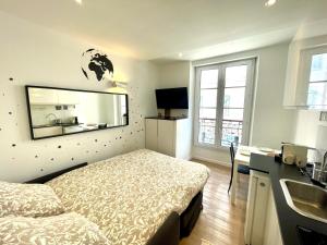 um quarto com uma cama, um lavatório e um espelho em Studio hyper centre ( 1-2 ) em Marselha