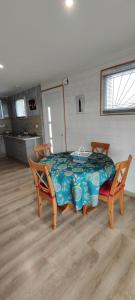 a room with a table and two chairs and a kitchen at L'annexe de la Villa Darom, Andernos les bains. in Andernos-les-Bains