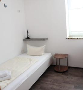 HeedeにあるWohnung "Venedig"の白い部屋(ベッド1台、スツール付)