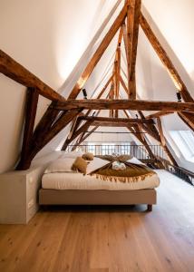 Postelja oz. postelje v sobi nastanitve City-view loft with beams mezzanine and high ceiling